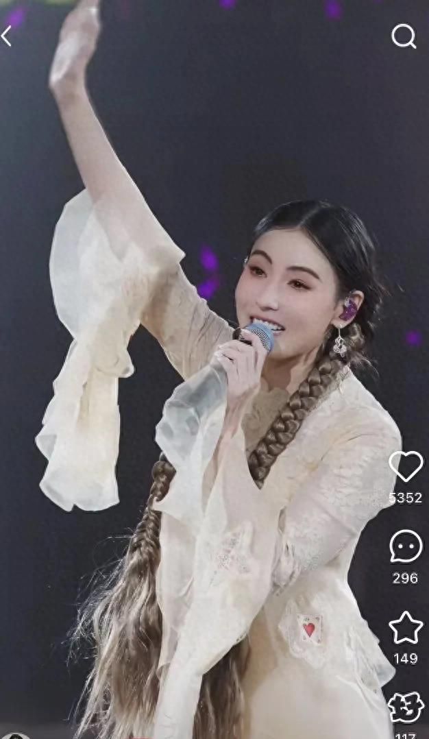 张柏芝现身演唱会优雅减龄的公主风造型引关注