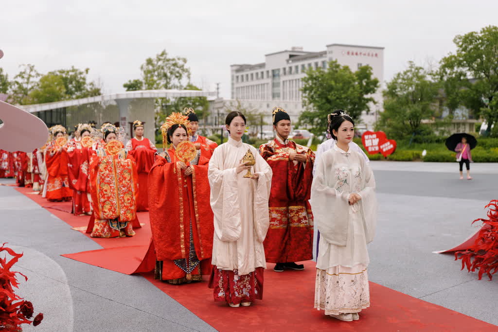 “爱在犍为·礼‘轻’情长”——犍为县举办集体婚礼