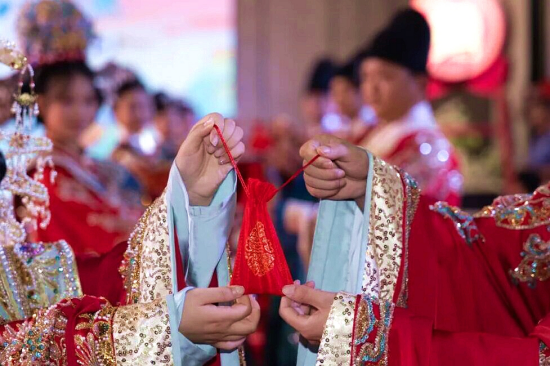 河南桐柏：情定淮源迎七夕 汉式婚典倡新风